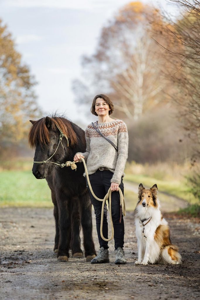 Sabine Wilck mit Hund und Pferd auf Waldweg